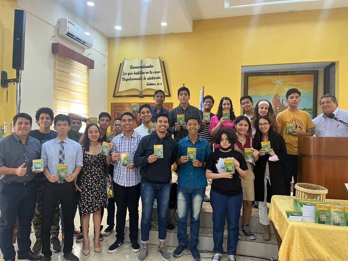 Grupo de jóvenes con materiales de estudio en la Iglesia Evangélica Bautista Guayacanes