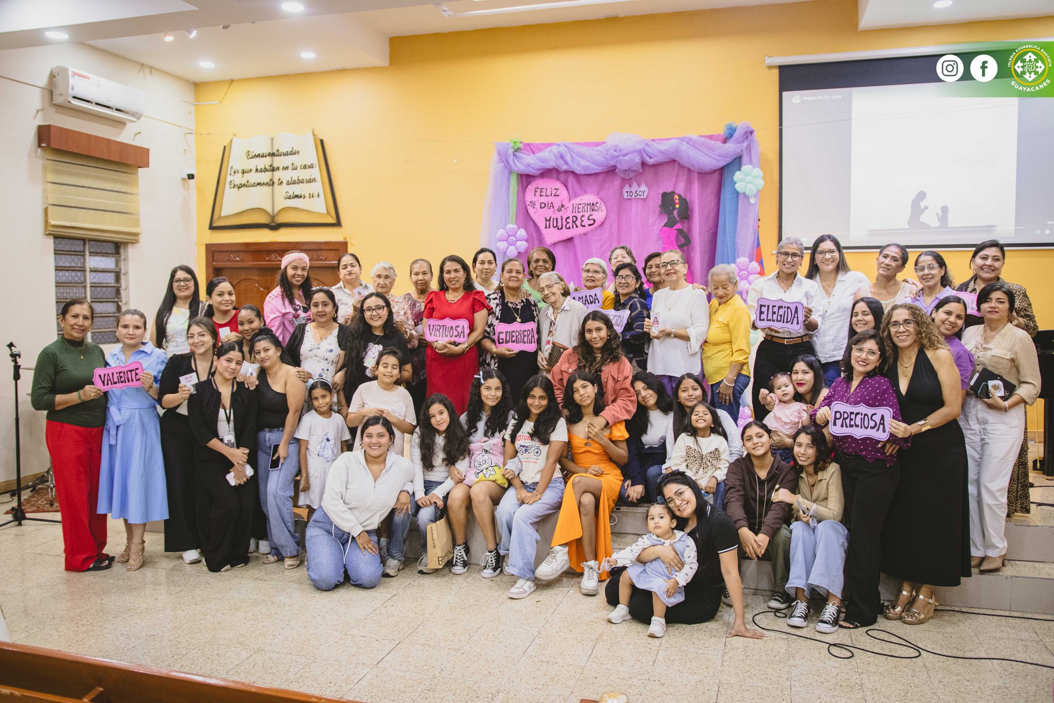 Ministerio de damas reunido en celebración comunitaria