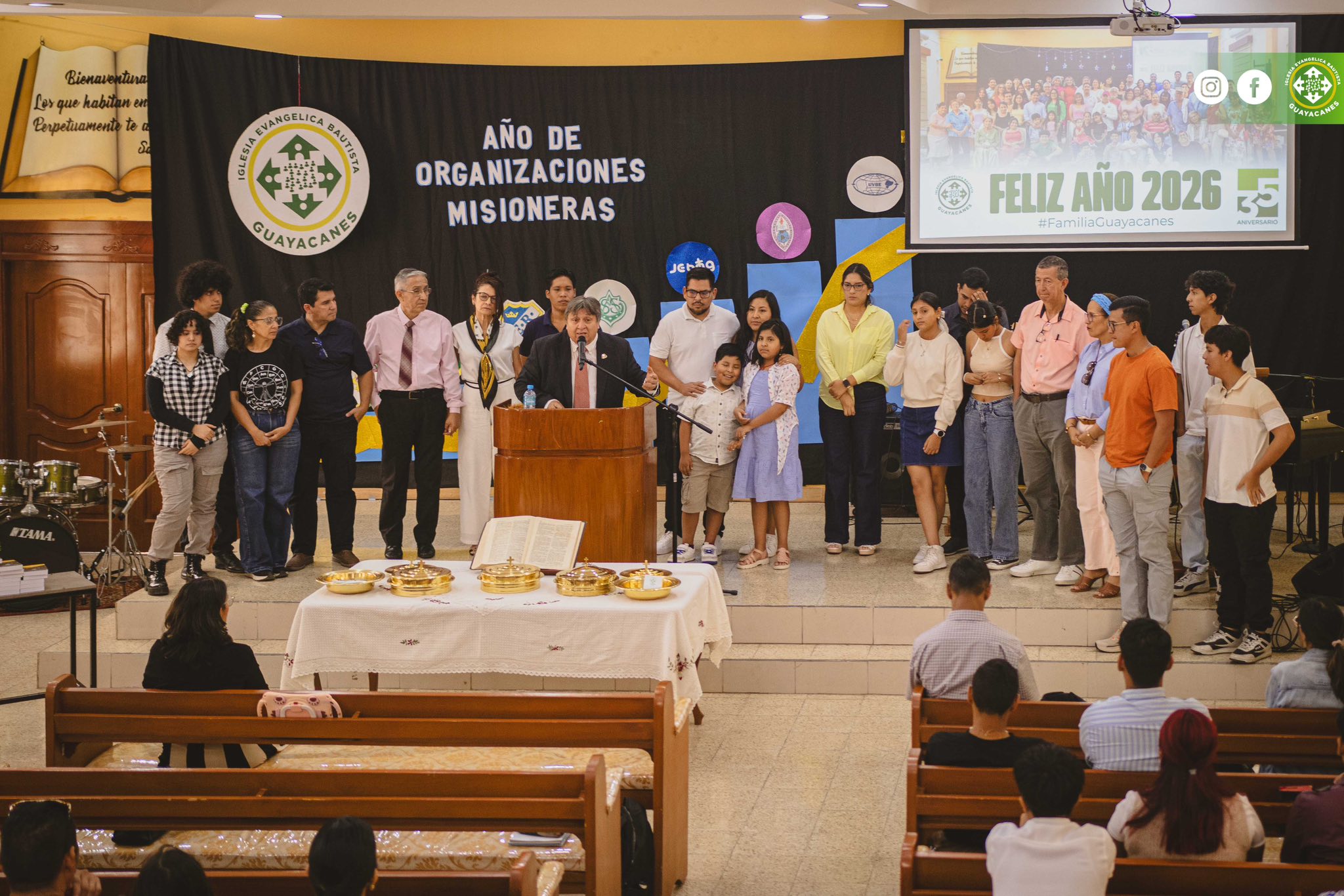 Congregación en el altar durante celebración de organizaciones misioneras en la Iglesia Evangélica Bautista Guayacanes